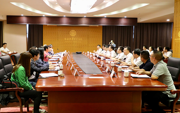 胡國(guó)安董事長(zhǎng)陪同香港金利豐金融集團(tuán)主席朱沃裕、總裁朱李月華（朱太）考察張家界