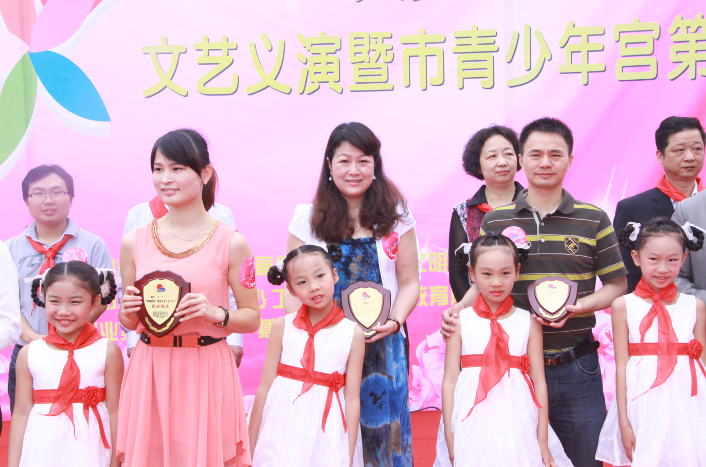 第三屆“杜鵑花開(kāi)?情滿星城”召開(kāi)，綠之韻集團(tuán)捐資十萬(wàn)定向幫扶孤苦、留守兒童