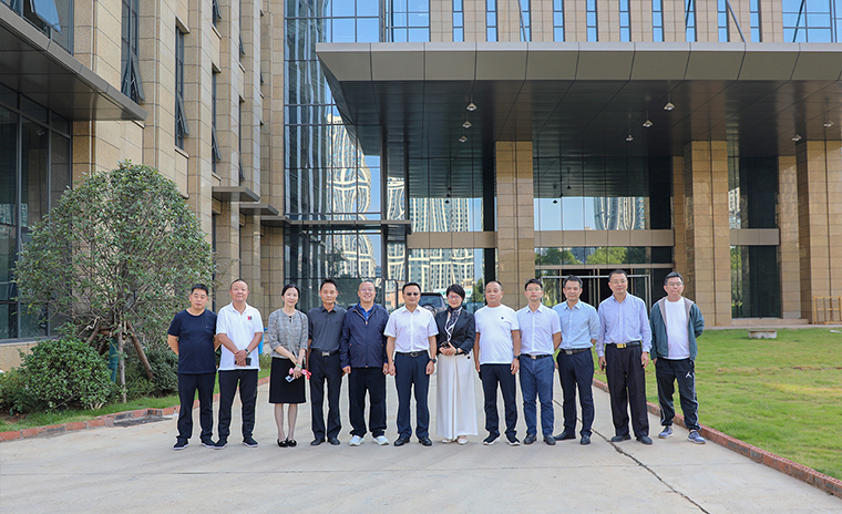 中共長(zhǎng)沙市雨花區(qū)委常委、紀(jì)委書記鐘孝明一行蒞臨綠之韻中心調(diào)研指導(dǎo)