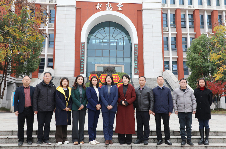 綠之韻集團聯合瀏陽經開區(qū)政協委員工作室開展“愛心助學·書香滿園”活動走進長郡瀏陽實驗學校